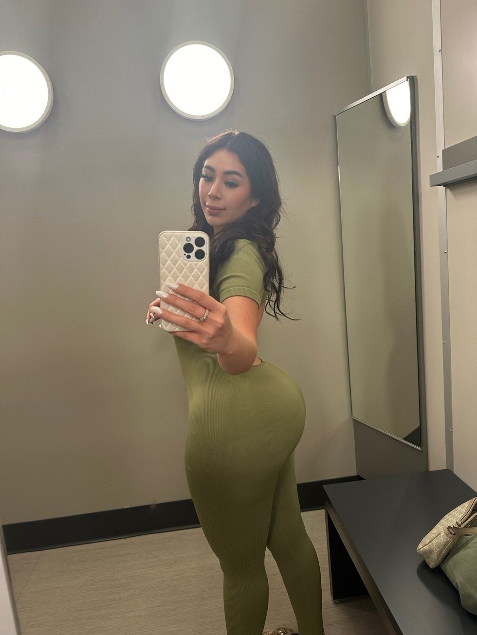 Latina #SqCkAE3i